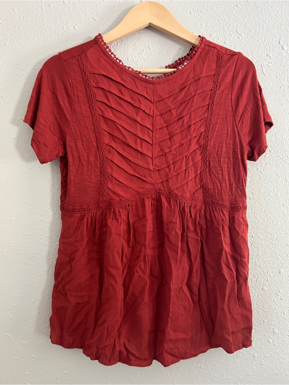 Knox Rose Short-Sleeve Red Textured Pleated Front Top Fall Boho Bohemian XS
